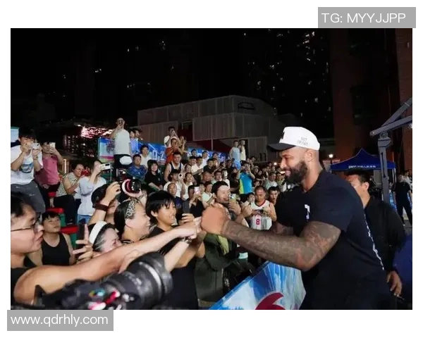 NBA巨星跨界足球赛场引热议 篮球偶像现身绿茵点燃球迷激情