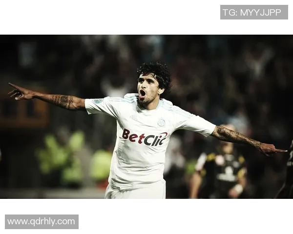 世界杯足球巨星风采海报设计创意与视觉呈现分析