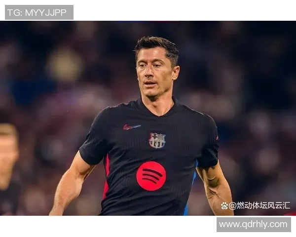 足球巨星高举金杯时刻见证荣耀燃动绿茵场梦想辉煌